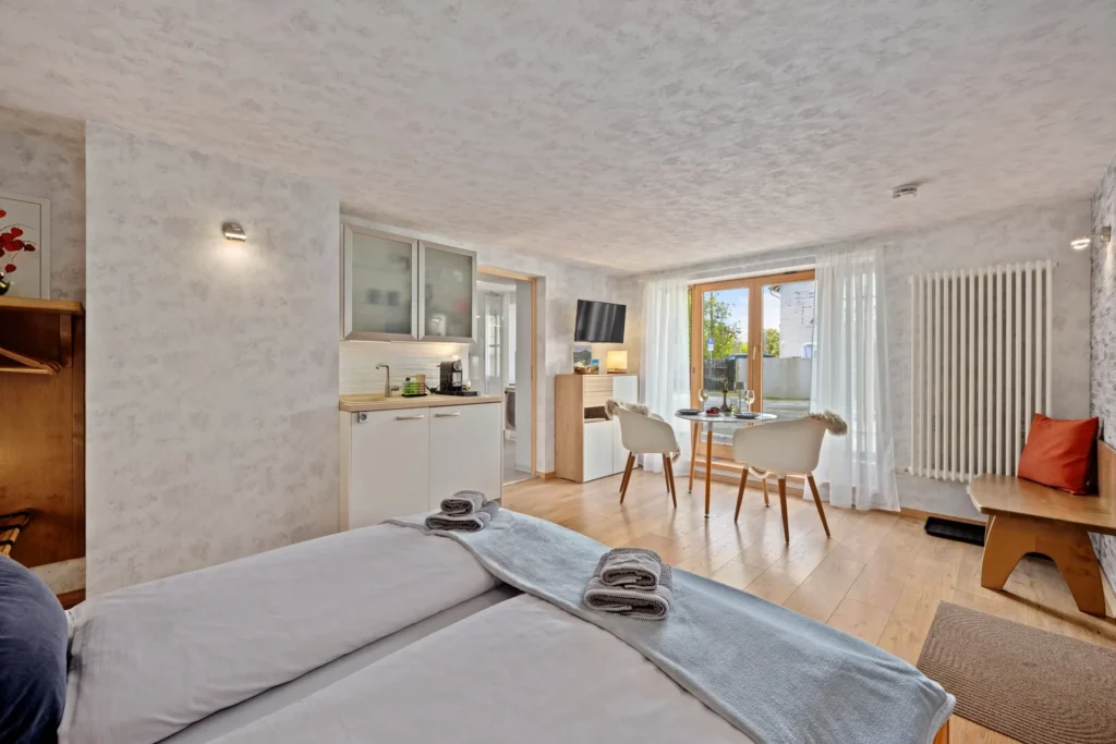 Living/sleeping area